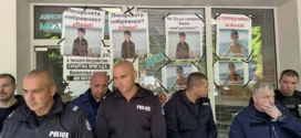 Протестиращи изпочупиха стъклата на „Медикус Алфа“, полицаите свалиха шапки в знак на съпричастност