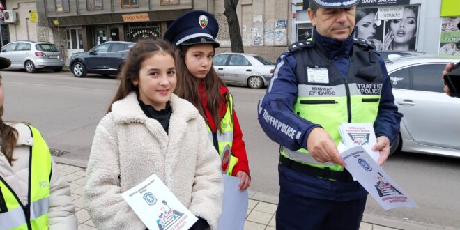 Деца раздаваха в Перник собственоръчно изработени послания за безопасно шофиране