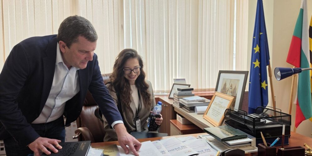Ученици „взеха властта“ в община Перник