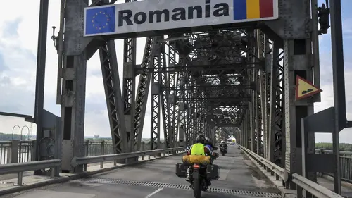 От понеделник до четвъртък движението в 320-метров участък от Дунав мост при Русе ще е двупосочно в една лента