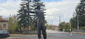 Бронзовата фигура „Металург“ бе монтирана на кръговото кръстовище в квартал „Църква“ в Перник