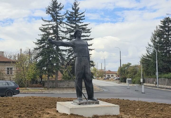 Бронзовата фигура „Металург“ бе монтирана на кръговото кръстовище в квартал „Църква“ в Перник