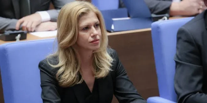 НСО назначи проверки след клип, на който охранител блъска журналистка